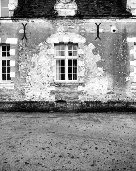 Façade antérieure sur cour des communs, aile sud-ouest.