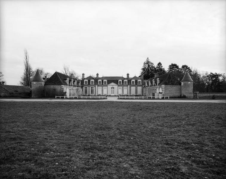 Vue d'ensemble, façade antérieure sur cour.