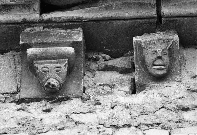 Façade nord, trente-sixième et trente-septième modillons figurés.