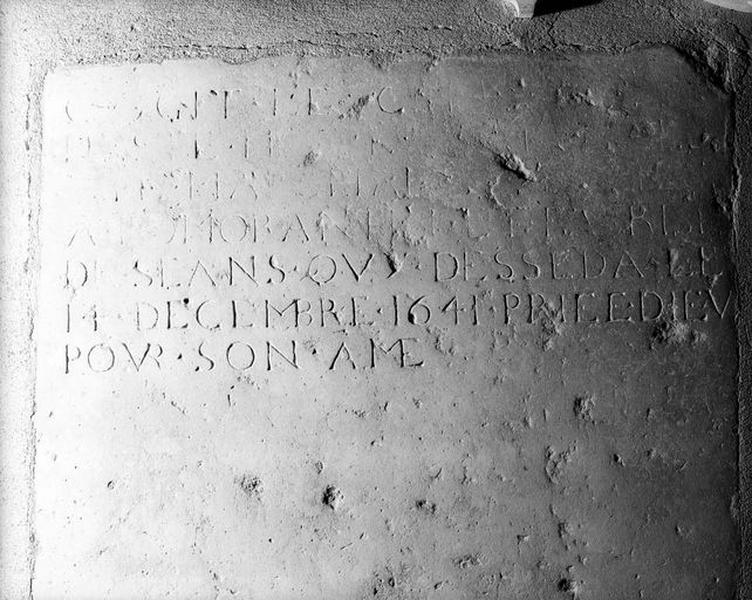 Nef, côté nord, épitaphe datée '1641'.