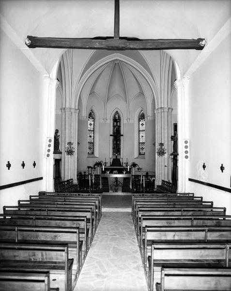 Vue intérieure de la nef vers le choeur.