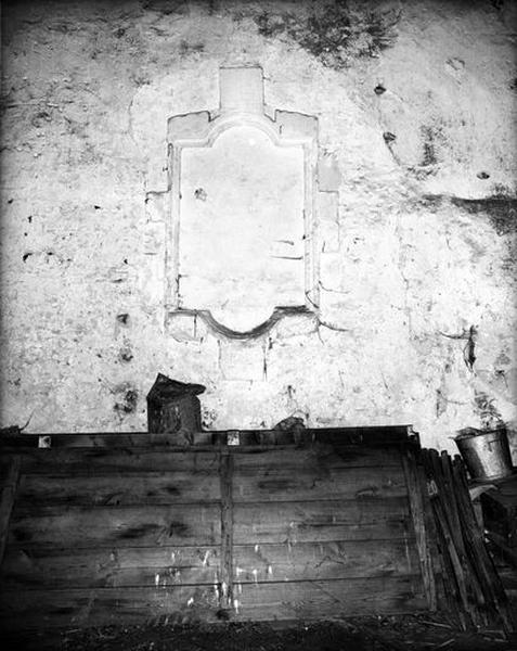 Intérieur, trace d'épitaphe.