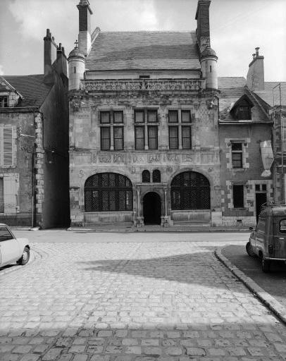 Façade antérieure du bâtiment du XVIe siècle et de la maison du concierge.