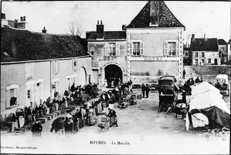 Vue générale, un jour de marché et les deux portes.