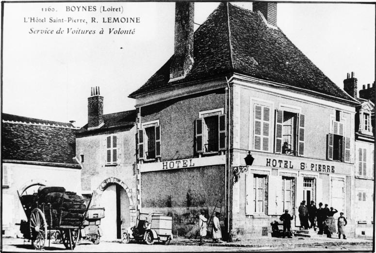 Vue d'ensemble de l'hôtel et d'une porte.