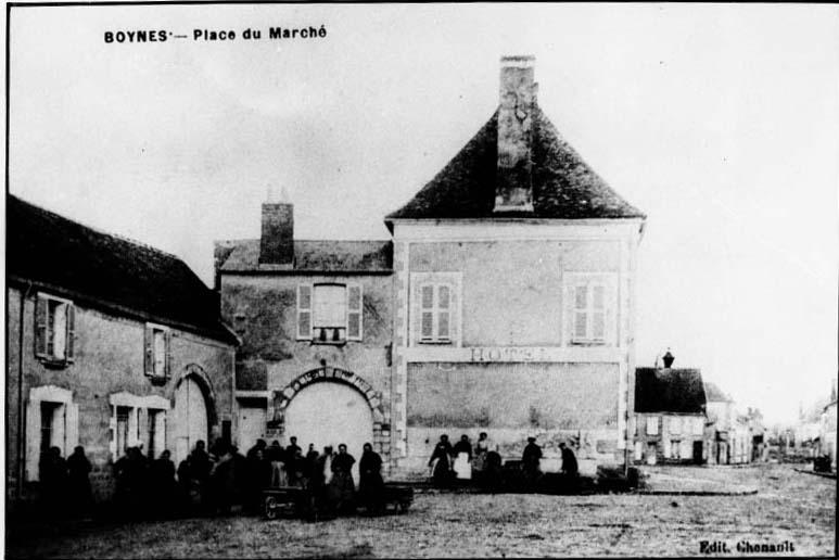 Vue d'ensemble de la place et deux portes.