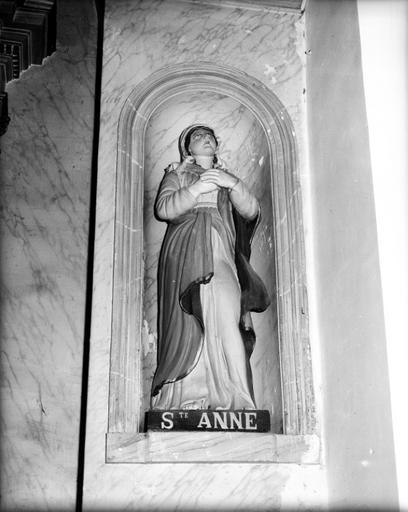 Sainte Anne, vue de face.