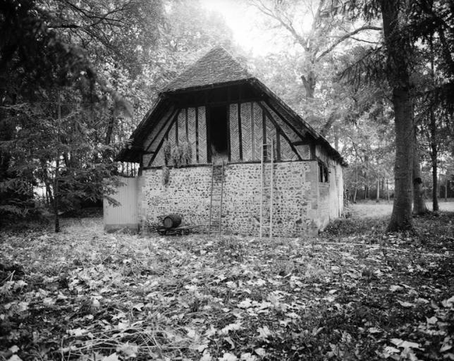 Pignon en pans de bois et en moellons.