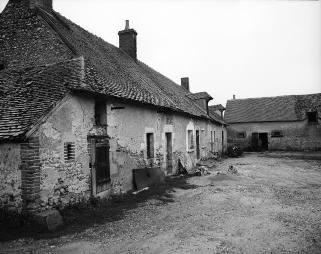 Vue d'ensemble de côté, façade sur cour.