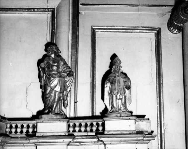 Détail de 2 statuettes.