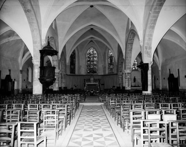 Vue intérieure vers le choeur.