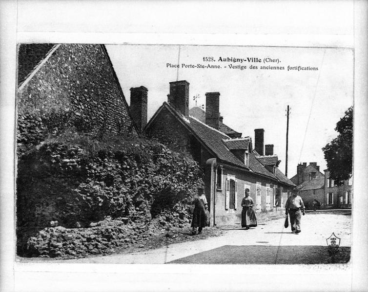 Vestiges de l'appareil du mur d'enceinte près de l'emplacement de la porte Sainte-Anne.