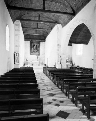 Vue axiale de la nef vers le choeur.