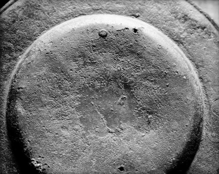 Le deuxième porte-cierges porte l'inscription 'Povr St FIRMIN St GERMIN'.