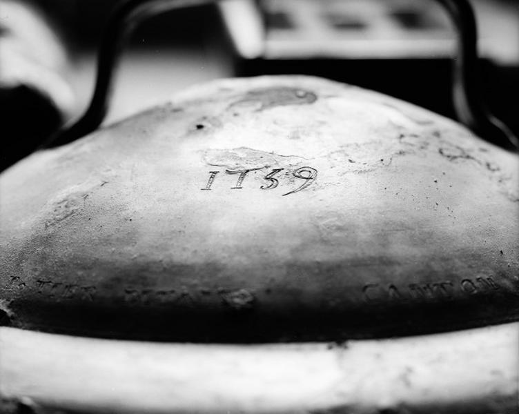 Couvercle portant la date '1759'.
