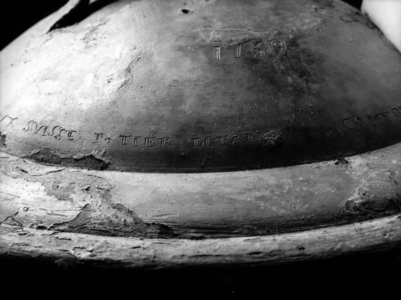 Deuxième partie d'inscription sur le couvercle avec date 'SVISSE POTIER DETAIN 1759'.