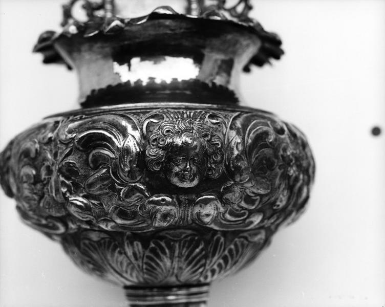 Tête d'ange ailée.