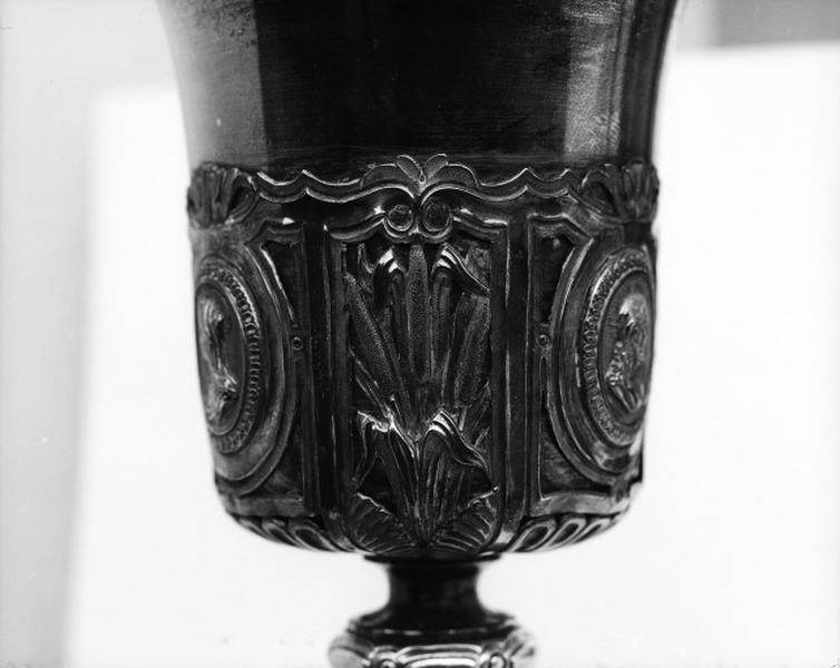 Détail d'un épi de blé entre deux médaillons.