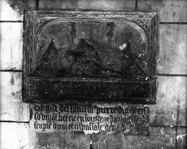 Bas-relief représentant la Descente de croix et épitaphes de Pierre Durant, père et fils.