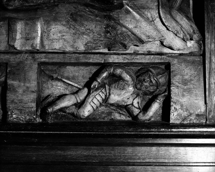 Deuxième chapelle nord, sculpture en bois représentant la mise au Tombeau, 16e siècle, détail d'un soldat endormi.