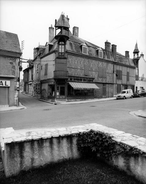 Façade sur rue de la maison de Henri Bourdoiseau, compagnon charpentier qui a construit sa propre maison en 1881 en faux pans de bois plaqué sur un mur de brique ; aux angles, balcon charpenté et lucarnes en 'guitardes', chefs d'oeuvre de charpenterie, soutiennent des belvédères surmontés de statues.