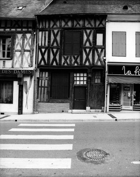 Façade plus étroite sur la rue avec une seule travée ; dans ce type de maison, le rez-de-chaussée donnant sur la rue est largement ouvert pour la boutique avec une baie plus étroite pour la porte du couloir latéral.