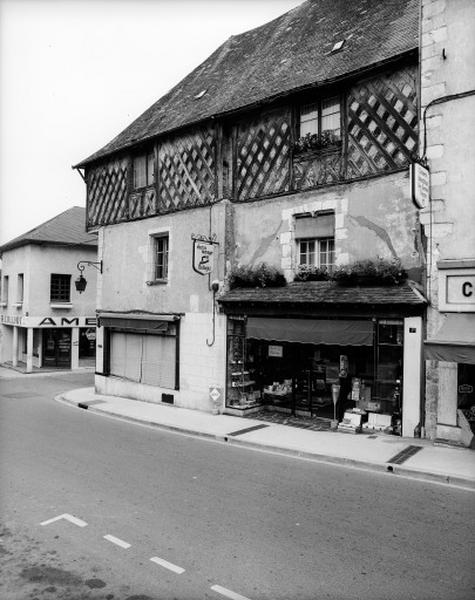 Façade antérieure sur la rue des Dames.