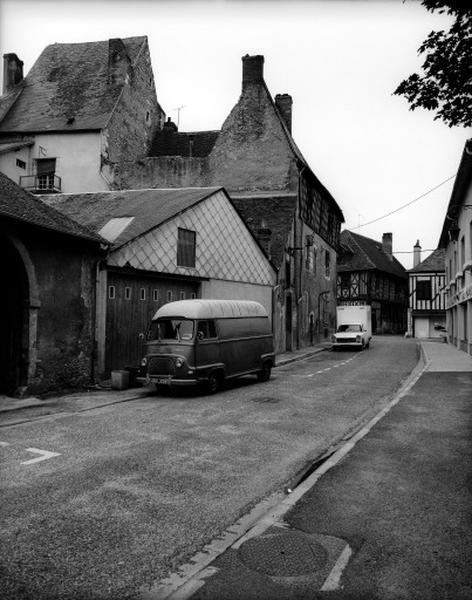 Façade antérieure sur rue, vue de volume prise de la rue du Moulin d'En Haut.