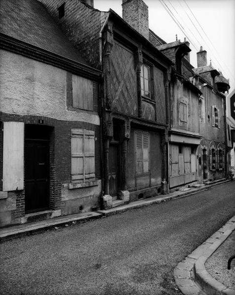 Façade antérieure sur rue.