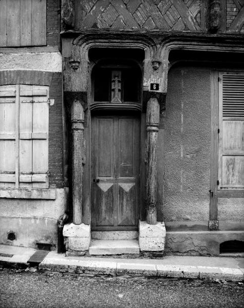 Façade antérieure sur rue, porte moulurée.