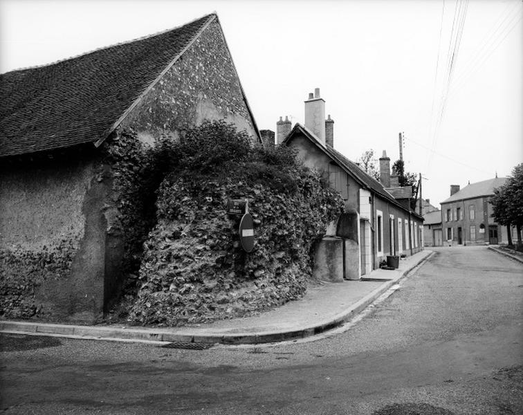 Vestiges du mur d'enceinte de l'ancienne porte Sainte-Anne.