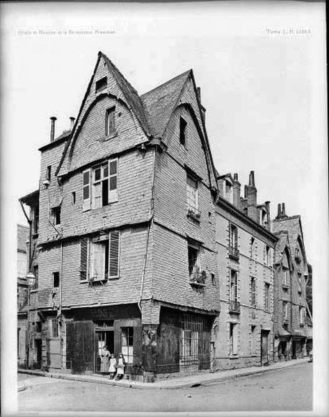 Maison d'angle en pan de bois avec pignon sur chaque rue, l'escalier est rejeté sur la rue Benjamin Constant. Etat avant 1914.