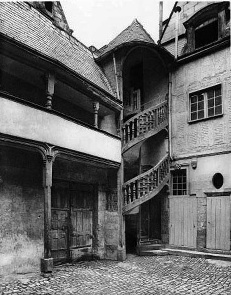 Cour intérieure et escalier.