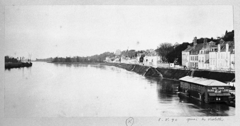 Entrée du canal de jonction Cher Loire, vue prise vers l'amont. Carte postale ancienne. (archives départementales d'Indre-et-Loire, 10 Fi 261 1350).