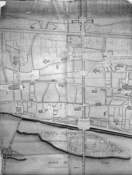 Plan de partie de la ville de Tours et du nouveau pont projeté sur la Rivière de Loire avec les abords, grande route Paris en Espagne ; milieu XVIIIe siècle, partie gauche du plan, isle Saint Jacques, cathédrale Saint Gatien...