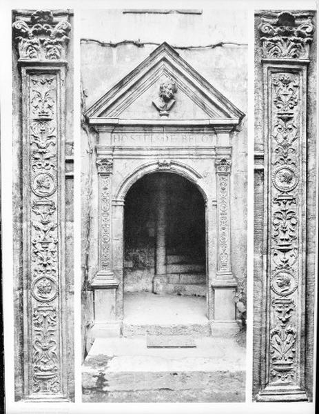 Bâtiment nord, façade sud. Détails : porte de l'escalier et pilastres.