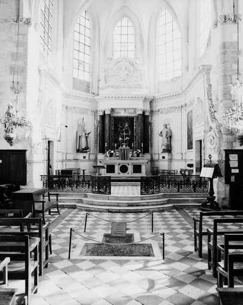 Vue d'ensemble du choeur ; au premier plan, tombeau de Saint-Dyé.