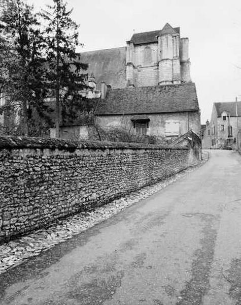 Vue d'ensemble du prieuré et l'église, côté nord.