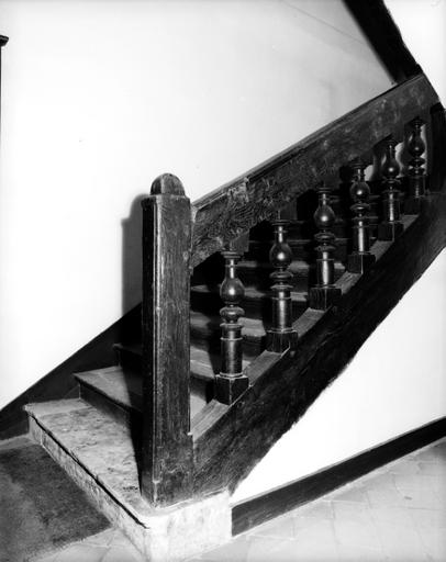 Départ de l'escalier du corps de logis central.