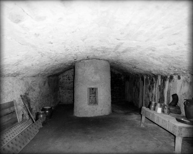 Aile orientale, cave sous la cuisine, maçonnerie du puits.