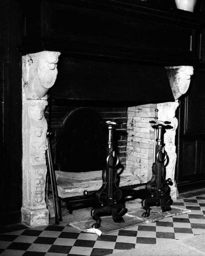 Cheminée du 17e siècle dans le grand salon est du corps de logis central ; plaque de cheminée aux armes de Menou et des Crémeur (de gueule à bande d'or et de gueule à 7 croissants d'argent).