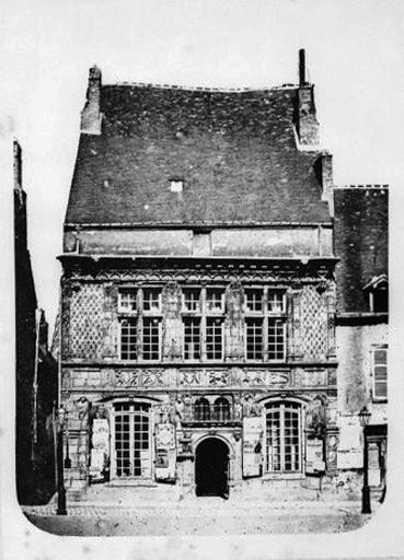 Photographie ancienne : vue d'ensemble de la façade principale.