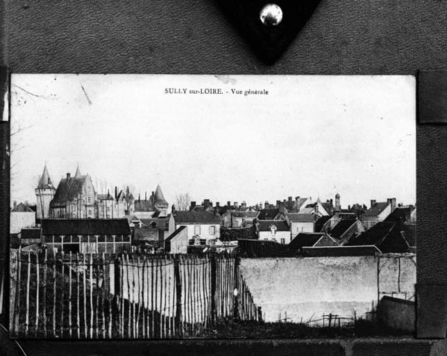 Vue générale prise de la levée vers l'est, à l'ouest du château.