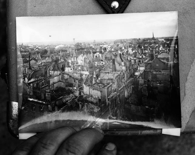 Vue aérienne après les bombardements de la seconde guerre : quartier est.