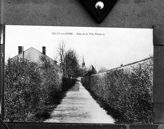 Vue prise vers l'église Saint-Ythier (vers 1900).