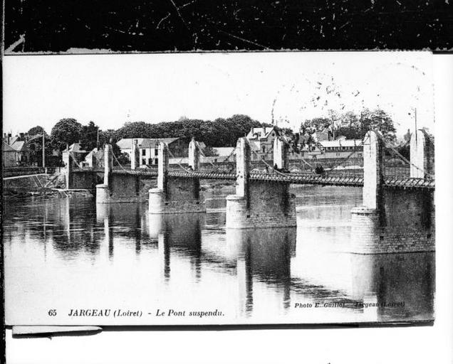 Vue prise de la rive droite du pont suspendu, début 20e siècle.