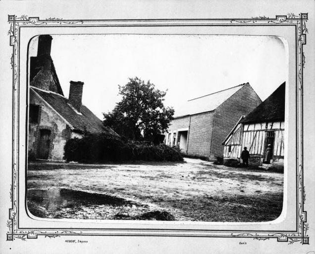 Logis et appenti en pan de bois (détruit) ; écuries (bâtiment en briques).