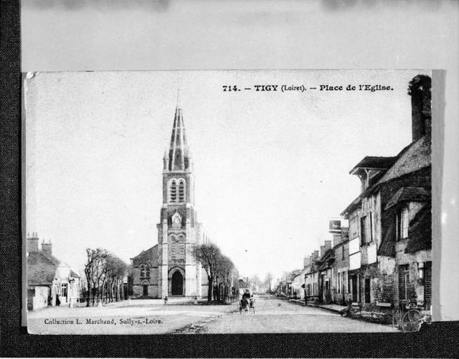 Vue d'ensemble de la place de l'Eglise. Portail et clocher.