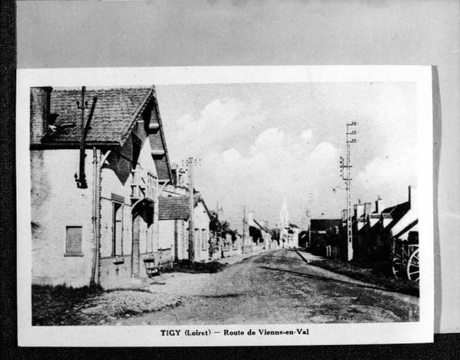 Vue d'ensemble de la route de Vienne-en-Val, prise vers le bourg.