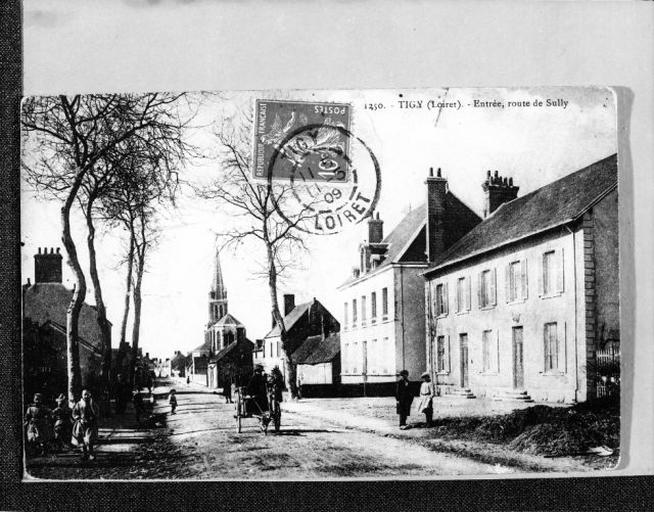 Entrée du bourg par la route de Sully.